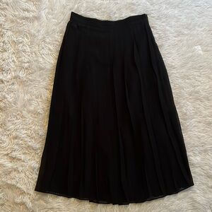 Black pleated skirt